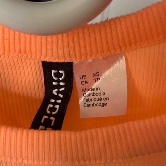 Cute orange top🧡 - Picture 3 of 3